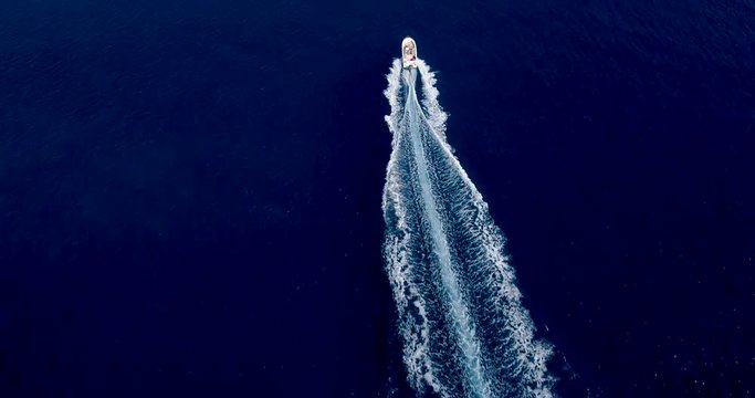 Sillage de bateaux en mer bleue en Espagne - vue a&eacute;rienne avec un drone - Voyage et vacances concept
