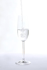 Wasser läuft in Glas