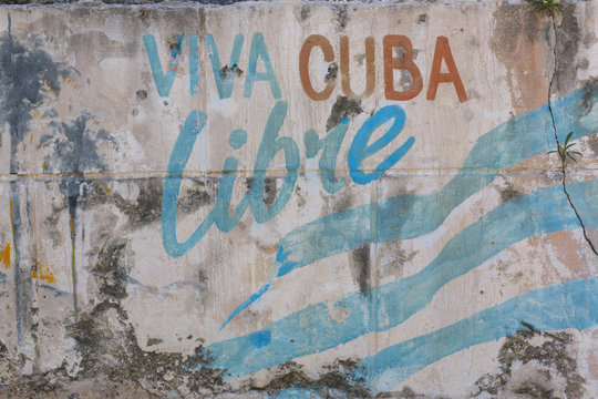 abgenutzte Mauer in Varadero, Kuba mit bunten Malereien die für Atmosphäre sorgen