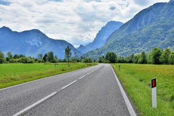 Strada di montagna in friuli venezia giulia