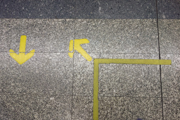 地下鉄の床、矢印タイル