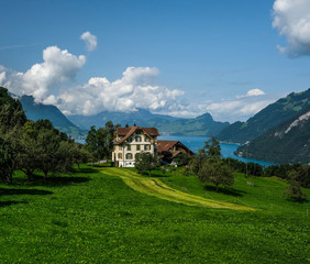Fototapeta na wymiar Haus am See in der Schweiz