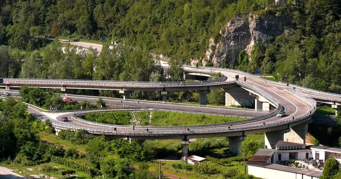 Traffico percorre svincolo della autostrada con uscite ed incroci