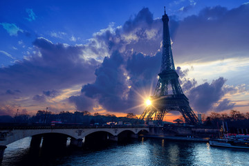 De Eiffeltoren bij zonsopgang in Parijs