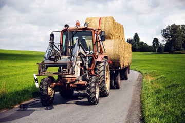Traktor mit Heuballen auf Landstrasse