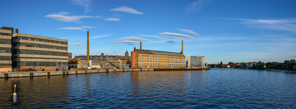Denkmalgesch&uuml;tzte ehemalige Industrieanlagen am Ufer der Spree in Berlin-Obersch&ouml;neweide