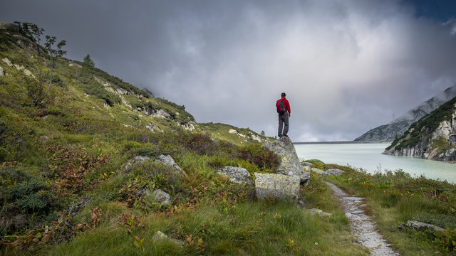 Wanderer blickt &uuml;ber einen Stausee