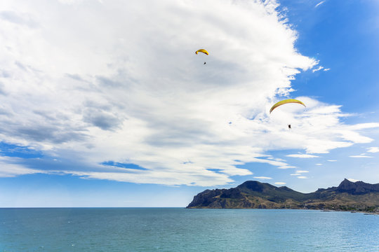 paraplane flying high up