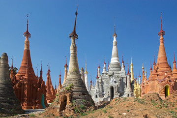 Fototapeta premium Shwe Inn Dain Pagoda complex