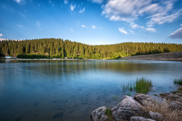 Fototapeta na wymiar Dramatic view in front of mountain lake