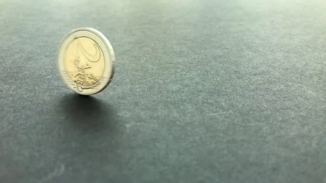Zwei Euro m&uuml;nze in Zeitlupe 