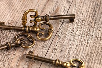alte Messing-Schlüssel auf Holzboden