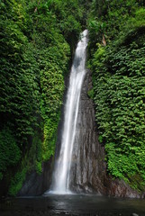 Hoher Wasserfall auf Bali
