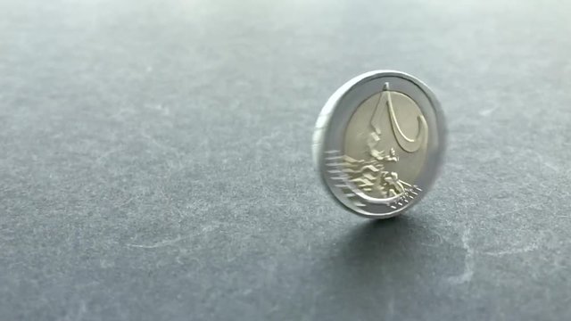 Zwei Euro m&uuml;nze in Zeitlupe 