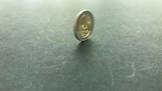 Zwei Euro m&uuml;nze in Zeitlupe 