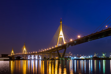 Obraz premium Duży most nad rzeką Chao Phraya o zmierzchu