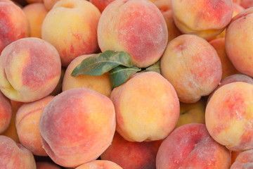 Fresh organic peaches at a local farmers market