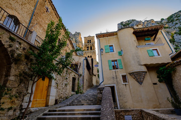 Dans les rue du village de Moustiers-Sainte-Marie, Provence, France.