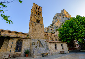 Village de Mousters-Sainte-Marie, Provence, France. Vue sur l'ancenne &eacute;glise et le rocher.