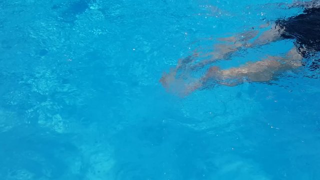 uomo che nuota in piscina