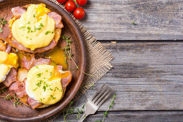 Eggs benedict with bacon