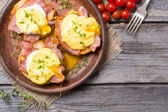 Eggs benedict with bacon