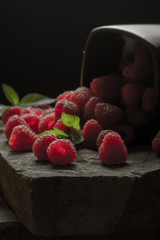 Kubek wypełniony czerwonymi, dojrzałymi malinami. © trojan74