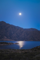 Luna sobre el lago - 169222620