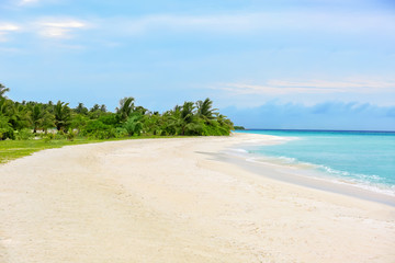 Fototapeta na wymiar Beautiful sea beach at tropical resort