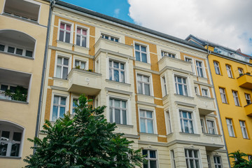 Fototapeta na wymiar brown and yellow buildings in a row at berlin