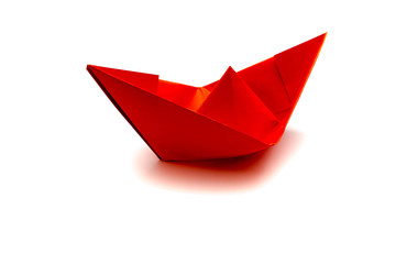 Rotes Papierschiff papierboot isoliert freigestellt auf weißen Hintergrund, Freisteller

