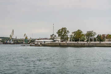 Fototapeta na wymiar The rostrum of the navy on the embankment