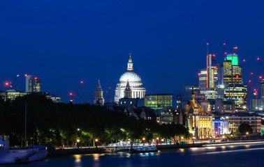 Obraz premium The view of the dome of Saint Paul's Cathedral at night, City of London.