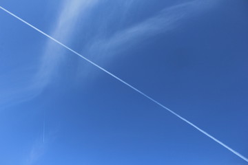 青空を切り割く飛行機雲