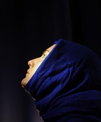 Blaues Kopftuch für eine Muslima