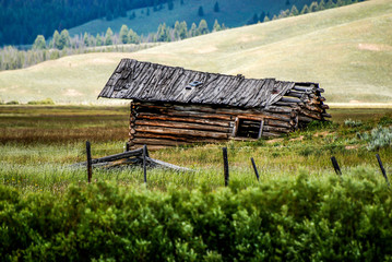 Fototapeta na wymiar Old log cabin in the mountains