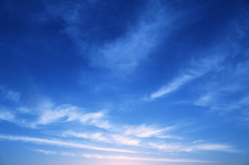 Obraz premium Niebieskie niebo