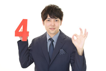 数字を持つ男性