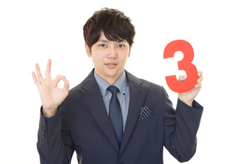 数字を持つ男性