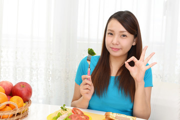 食事を楽しむ女性