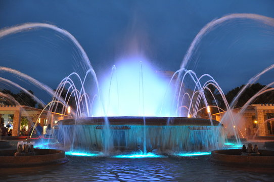 Fontaine de Salou en Espagne illumin&eacute;e 