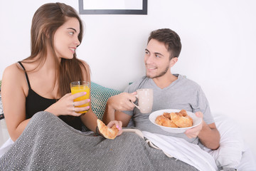 Obraz na płótnie Canvas Couple having breakfast in bed.