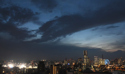 Fototapeta premium 日本・横浜の都市景観・「横浜の関内などの街並みやＭＭ２１などを望む）