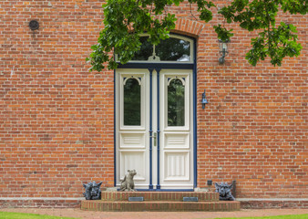 Schicke Haustür eines Landhauses in weiß blau