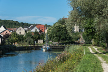 Fototapeta na wymiar Tourisme fluvial sur le canal du Rhône au Rhin à Dampierre-sur-le-Doubs dans le Doubs en France