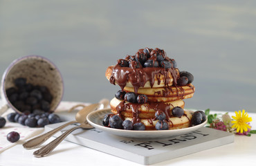frische amerikanische Pancake mit Heidelbeeren und Schokoladensauce