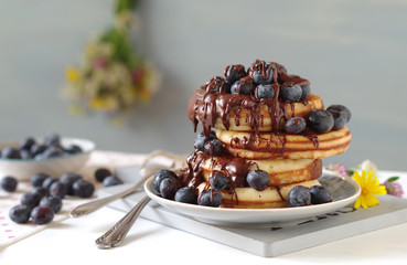 frische amerikanische Pancake mit Heidelbeeren und Schokoladensauce
