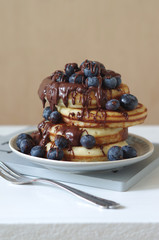 frische amerikanische Pancake mit Heidelbeeren und Schokoladensauce