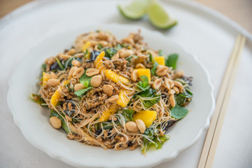 Asiatischer Glasnudelsalat mit Mango 