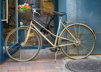 Fototapeta na wymiar Retro bike with a bouquet of flowers in the basket